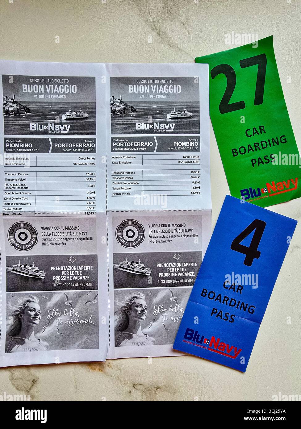 Vista dall'alto di due biglietti per il traghetto Blu Navy da Piombino a Portoferraio e ritorno e due carte d'imbarco per l'auto. 27 settembre 2024. Portoferraio, tu Foto Stock