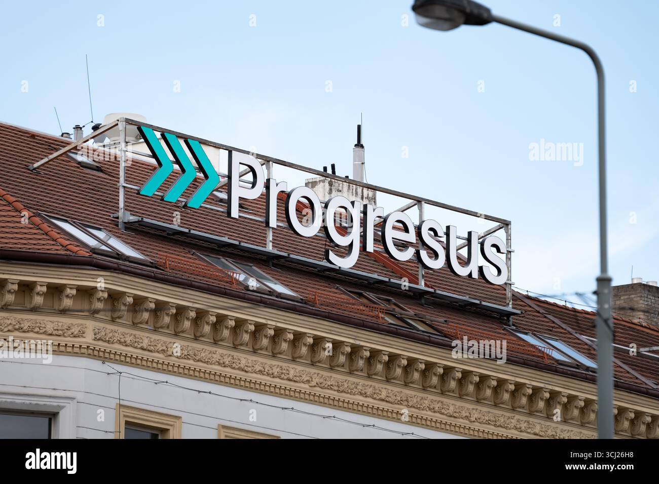 Logo Progresus del gruppo di investimento. Pubblicità sul tetto di Praga. L'azienda opera in progetti residenziali e industriali. Foto Stock