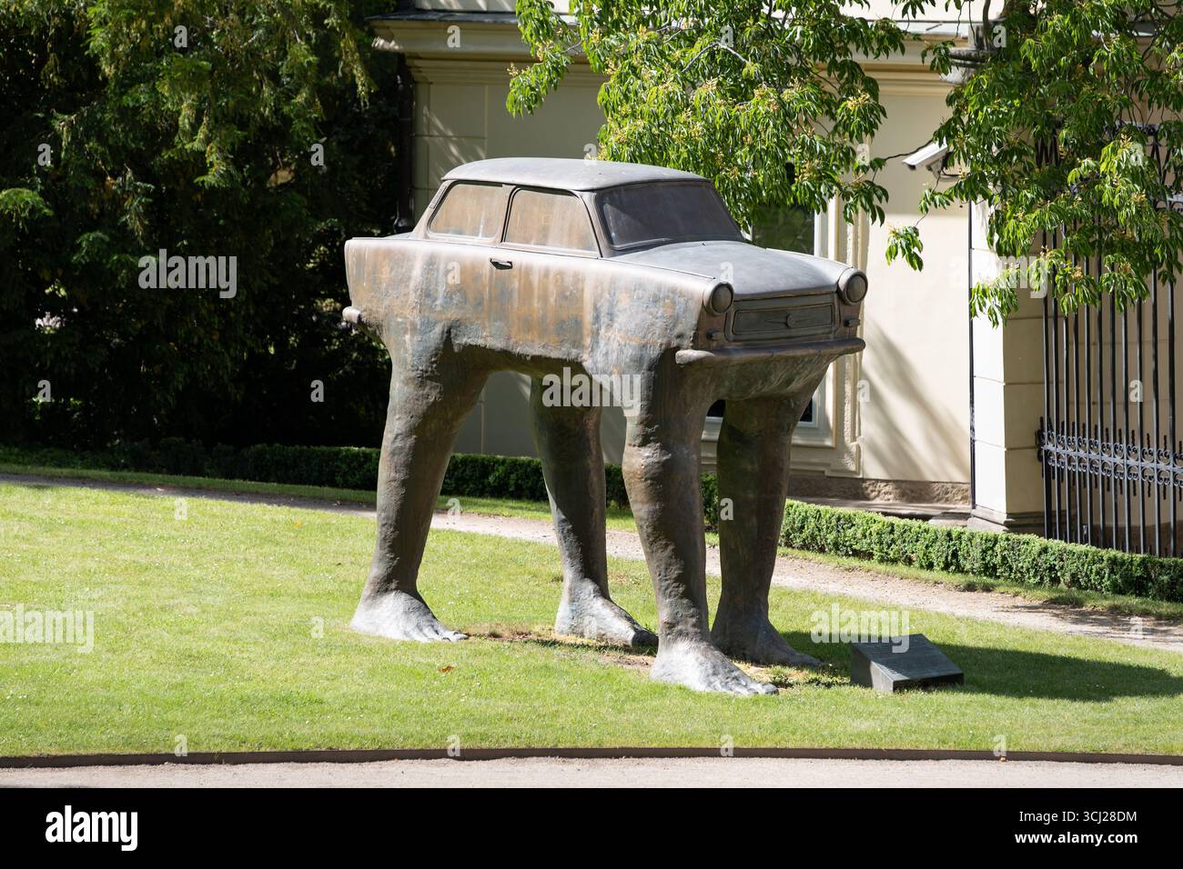Il Trabant 'Quo vadis' nel giardino dell'ambasciata tedesca a Praga, Cechia. Un'opera d'arte di David Černý. Grande scultura in bronzo di un'auto. Foto Stock