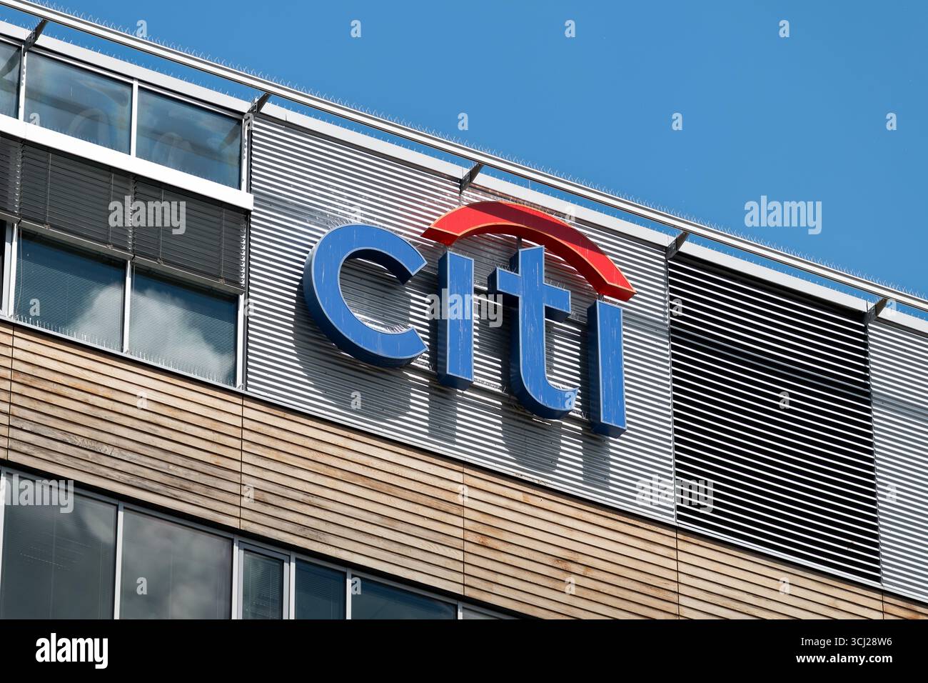 Logo Citi o Citigroup sulla facciata di un edificio. Banca d'investimento americana e fornitore di servizi finanziari come il settore bancario. Segnaletica dell'azienda. Foto Stock