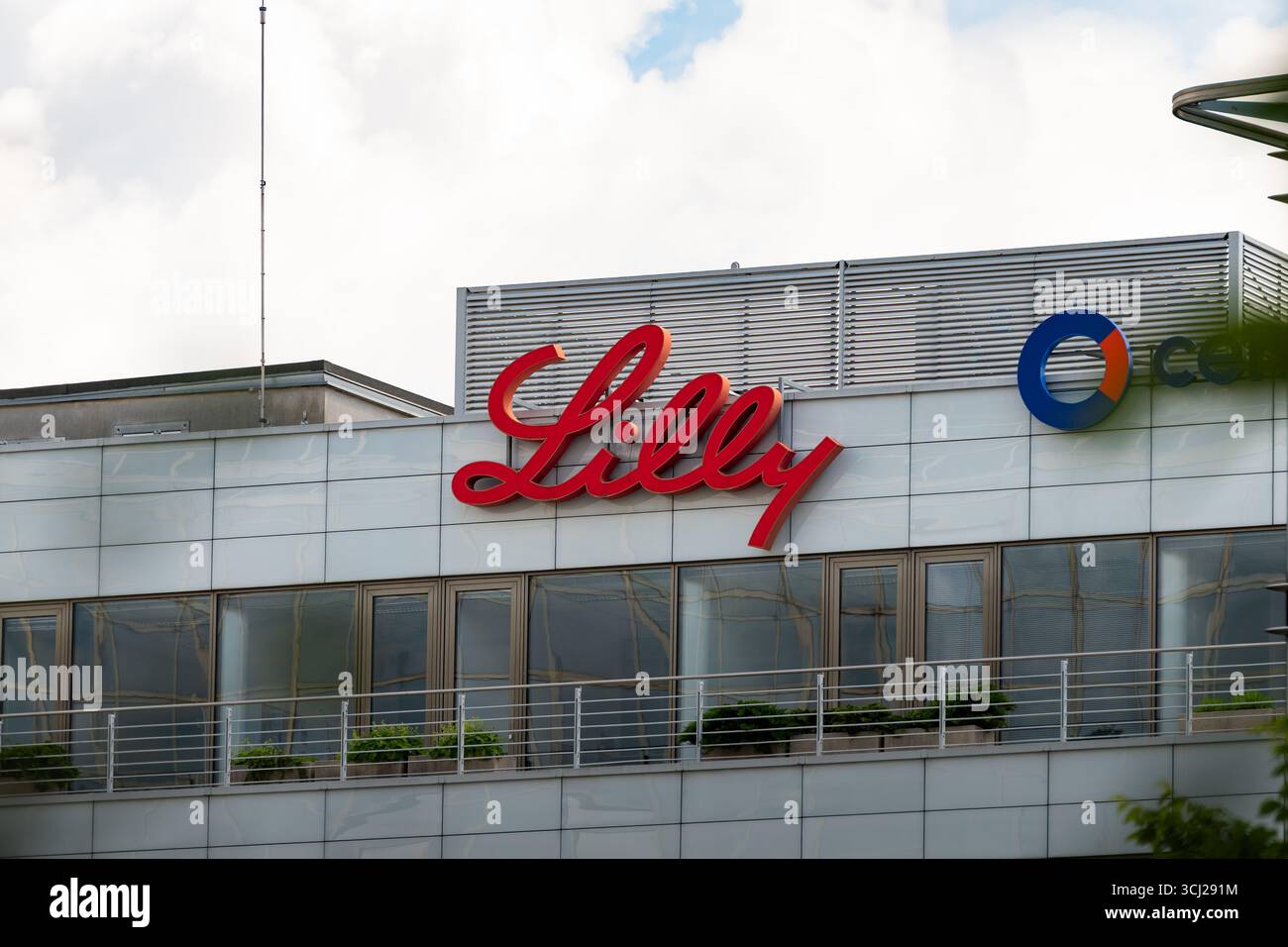 Logo Eli Lilly segno della casa farmaceutica. Primo piano della segnaletica sull'esterno di un edificio per uffici. American Drug Development Corporation. Foto Stock
