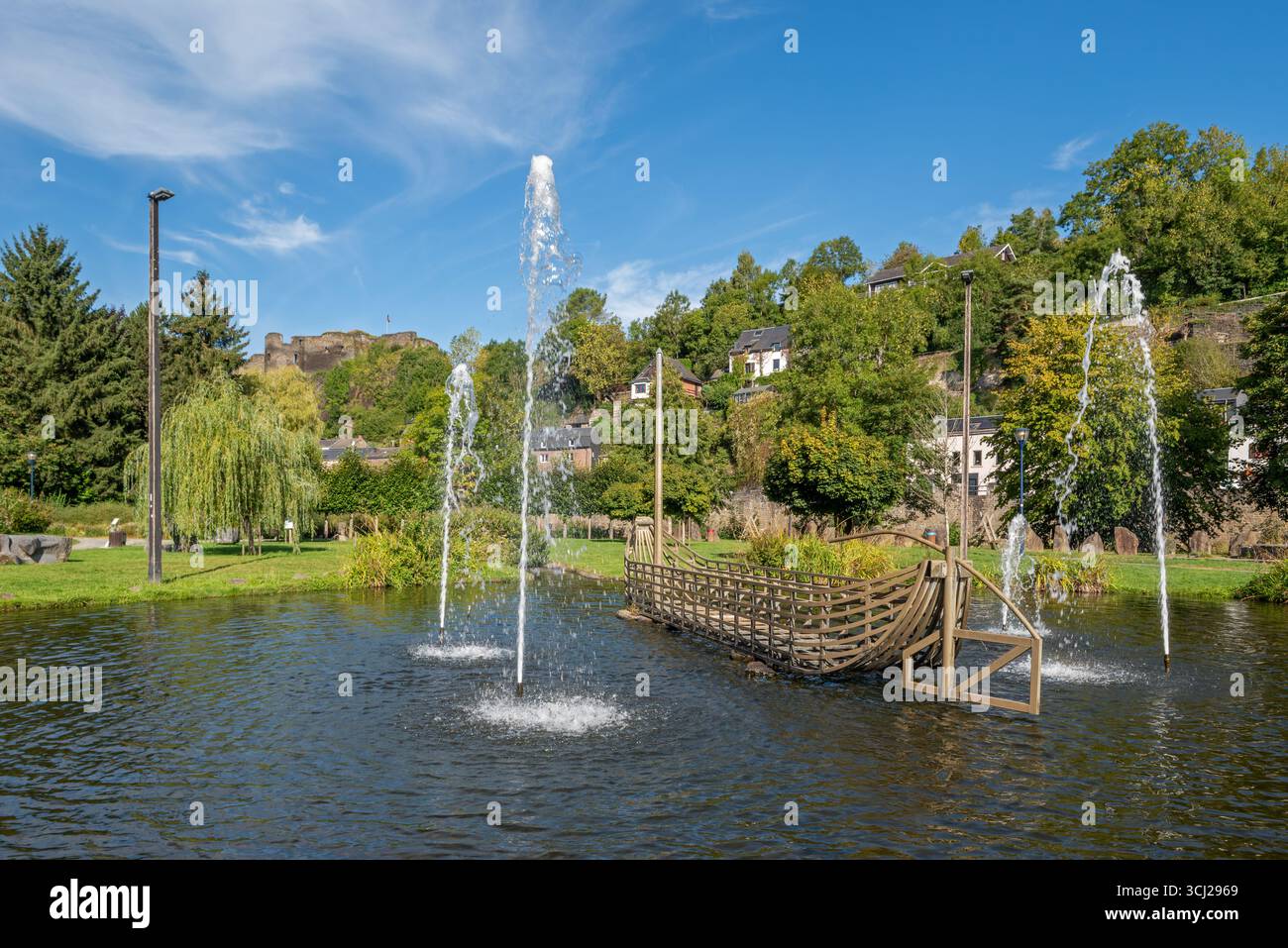Parco cittadino di Rompré e castello medievale in rovina nella città di la Roche-en-Ardenne in estate, provincia di Lussemburgo, Ardenne, Vallonia, Belgio Foto Stock