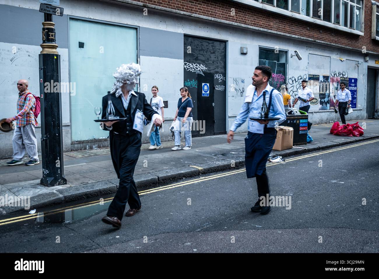 Waiters’ Race a Soho – Street Event con Trays and Bottles London Foto Stock
