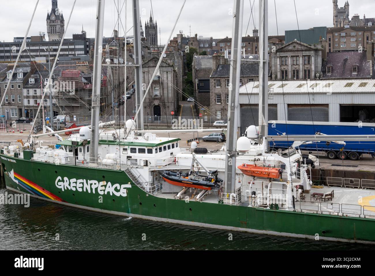 Nave Greenpeace Rainbow Warrior nel porto di Aberdeen. Foto Stock