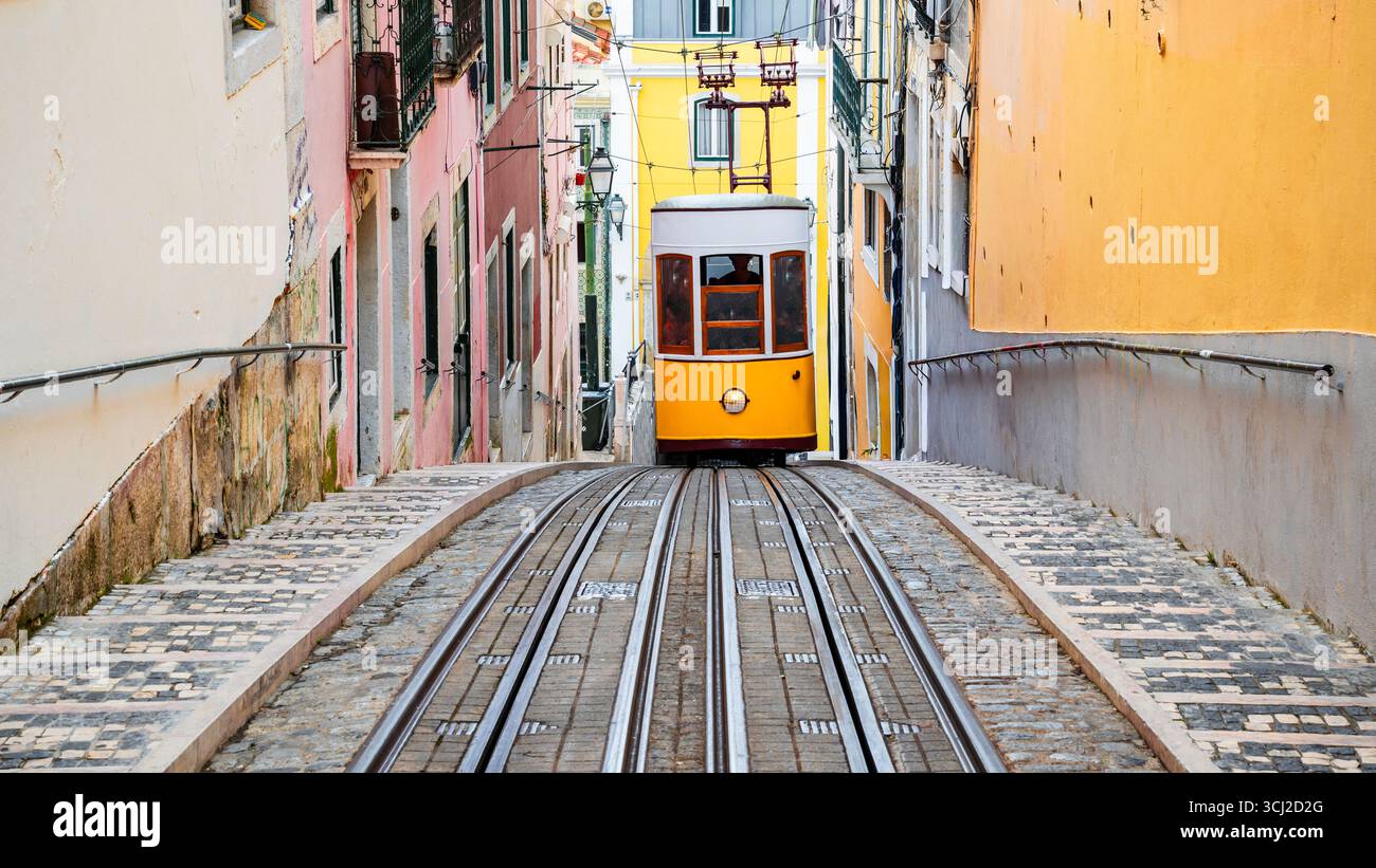 L'iconico tram giallo sulla strada storica di Lisbona, Portogallo Foto Stock