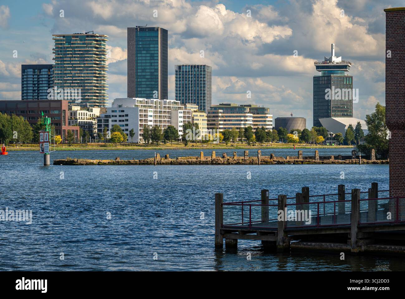 Skyline di Amsterdam Overhoeks sul fiume IJ dalla stazione centrale Foto Stock