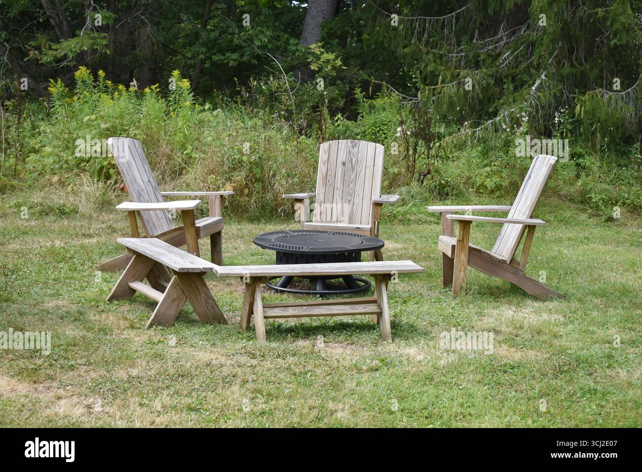 Sedie Adirondack, mobili da esterno con caminetto, panchine Adirondack ottomane Foto Stock