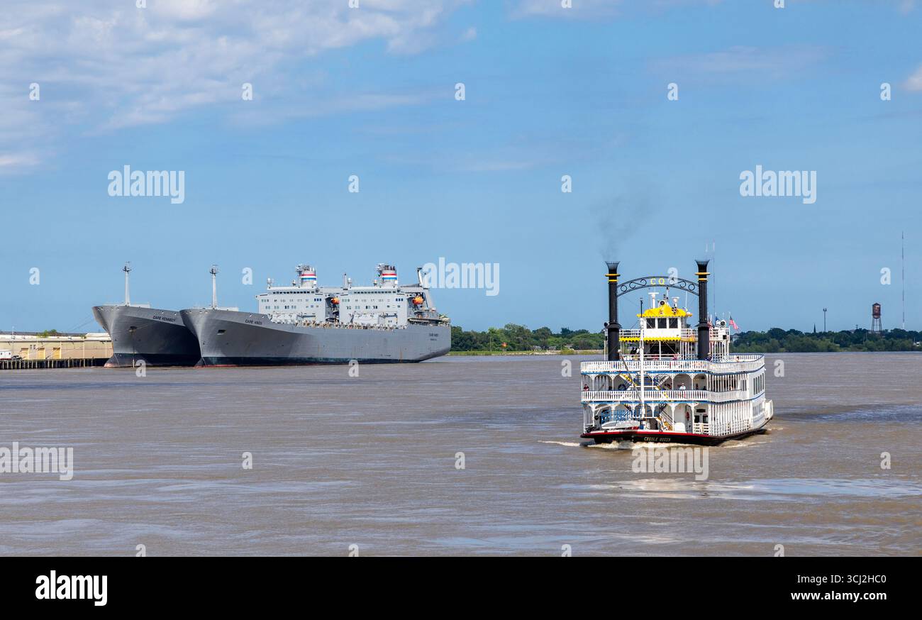 Creole Queen e Roll-on/Roll-off Ships Cape Knox e Cape Kennedy sul fiume Mississippi dal battello a vapore Natchez, New Orleans, Louisiana. Foto Stock
