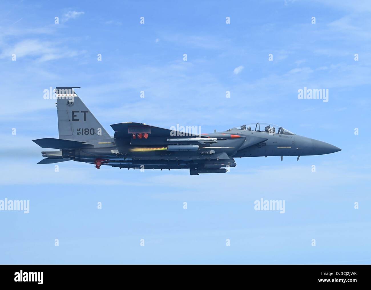 Un 96th test Wing F-15E Strike Eagle vola durante una missione di test il 22 maggio 2025 sopra Eglin Air Force base, Florida. Il 96 TW e il 53rd Wing si unirono Foto Stock