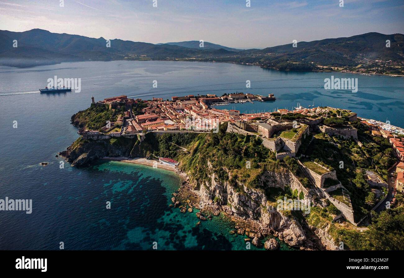 Una vista aerea della storica cittadina di Portoferraio, situata sull'isola d'Elba, in Italia. La foto mostra la città fortificata con il suo buil dal tetto rosso Foto Stock
