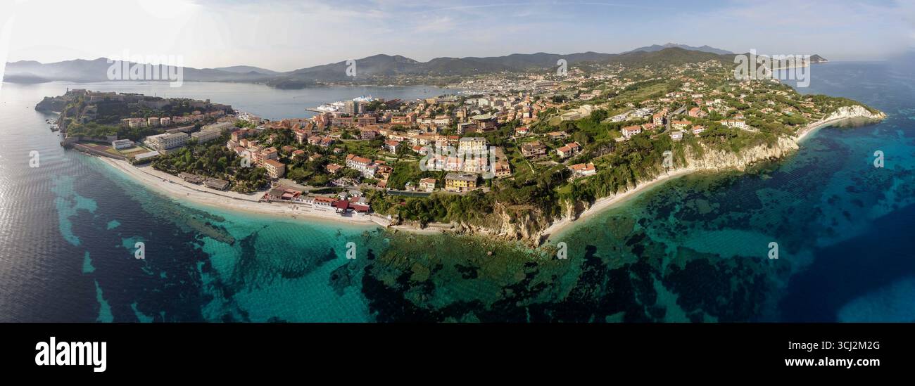 Una vista aerea della storica cittadina di Portoferraio, situata sull'isola d'Elba, in Italia. La foto mostra la città fortificata con il suo buil dal tetto rosso Foto Stock