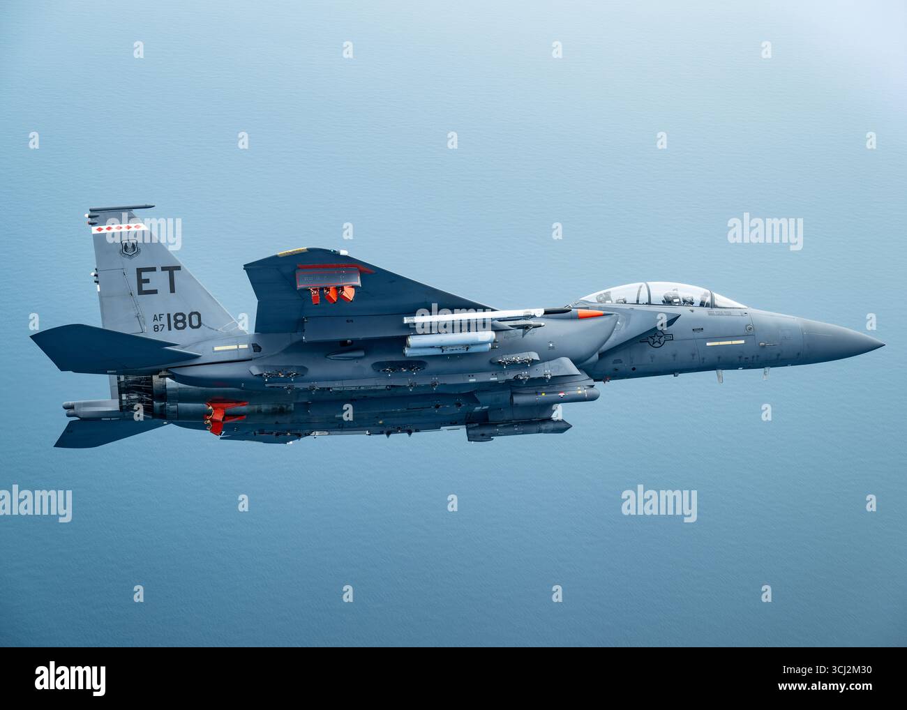 Un 96th test Wing F-15E Strike Eagle vola durante una missione di test il 22 maggio 2025 sopra Eglin Air Force base, Florida. Il 96 TW e il 53rd Wing si unirono Foto Stock