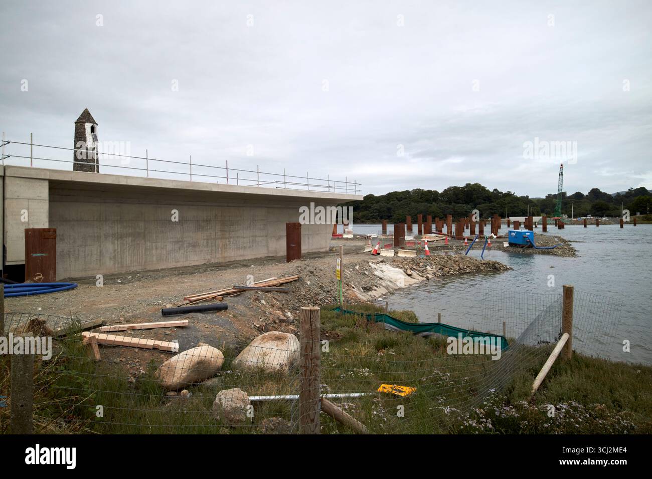 è in corso la costruzione dello stretto ponte d'acqua omeath warrenpoint con il faro di newry dietro la contea di louth, repubblica d'irlanda Foto Stock