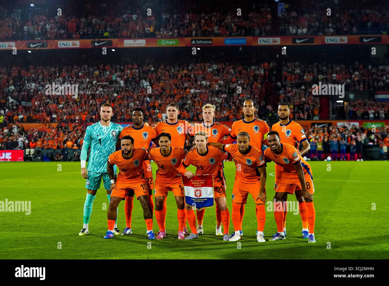 Rotterdam - portiere Bart Verbruggen dei Paesi Bassi, Denzel Dumfries dei Paesi Bassi, Micky van de Ven dei Paesi Bassi, Jan Paul van Hecke dei Paesi Bassi Jan Paul van Hecke, Virgil van Dijk dei Paesi Bassi, Cody Gakpo dei Paesi Bassi, Memphis Depay dei Paesi Bassi, Tijani Reijnders dei Paesi Bassi, Frenkie de Jong dei Paesi Bassi, Xavi Simons dei Paesi Bassi e Ryan Gravenberch dei Paesi Bassi in posa per la foto della squadra durante il turno di qualificazione europea del 5 2025/2026. La partita è ambientata tra Paesi Bassi e Polonia allo Stadion Feijenoord De Kui Foto Stock
