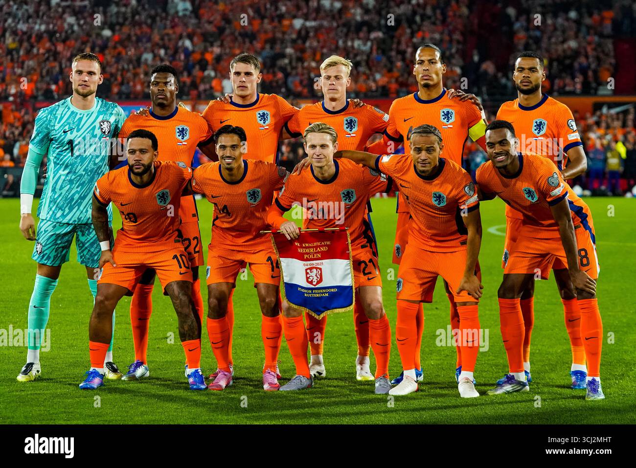 Rotterdam - portiere Bart Verbruggen dei Paesi Bassi, Denzel Dumfries dei Paesi Bassi, Micky van de Ven dei Paesi Bassi, Jan Paul van Hecke dei Paesi Bassi Jan Paul van Hecke, Virgil van Dijk dei Paesi Bassi, Cody Gakpo dei Paesi Bassi, Memphis Depay dei Paesi Bassi, Tijani Reijnders dei Paesi Bassi, Frenkie de Jong dei Paesi Bassi, Xavi Simons dei Paesi Bassi e Ryan Gravenberch dei Paesi Bassi in posa per la foto della squadra durante il turno di qualificazione europea del 5 2025/2026. La partita è ambientata tra Paesi Bassi e Polonia allo Stadion Feijenoord De Kui Foto Stock