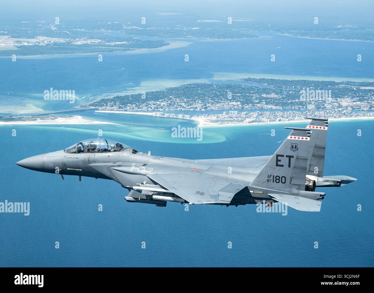 Un 96th test Wing F-15E Strike Eagle vola durante una missione di test il 22 maggio 2025 sopra Eglin Air Force base, Florida. Il 96 TW e il 53rd Wing si unirono Foto Stock