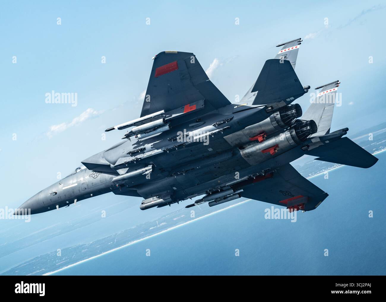 Un 96th test Wing F-15E Strike Eagle vola durante una missione di test il 22 maggio 2025 sopra Eglin Air Force base, Florida. Il 96 TW e il 53rd Wing si unirono Foto Stock