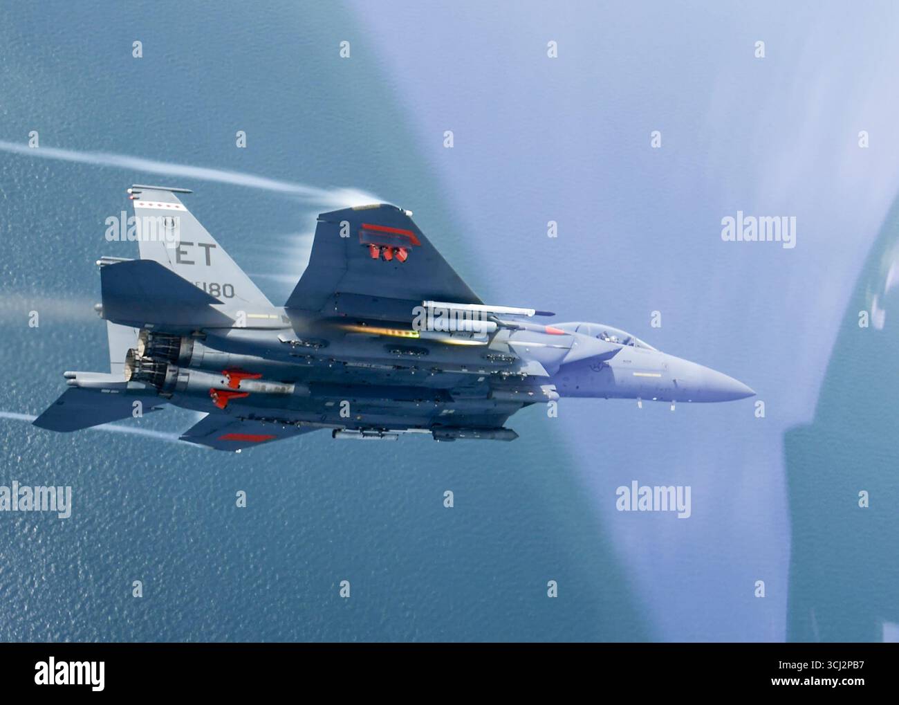Un 96th test Wing F-15E Strike Eagle vola durante una missione di test il 22 maggio 2025 sopra Eglin Air Force base, Florida. Il 96 TW e il 53rd Wing si unirono Foto Stock