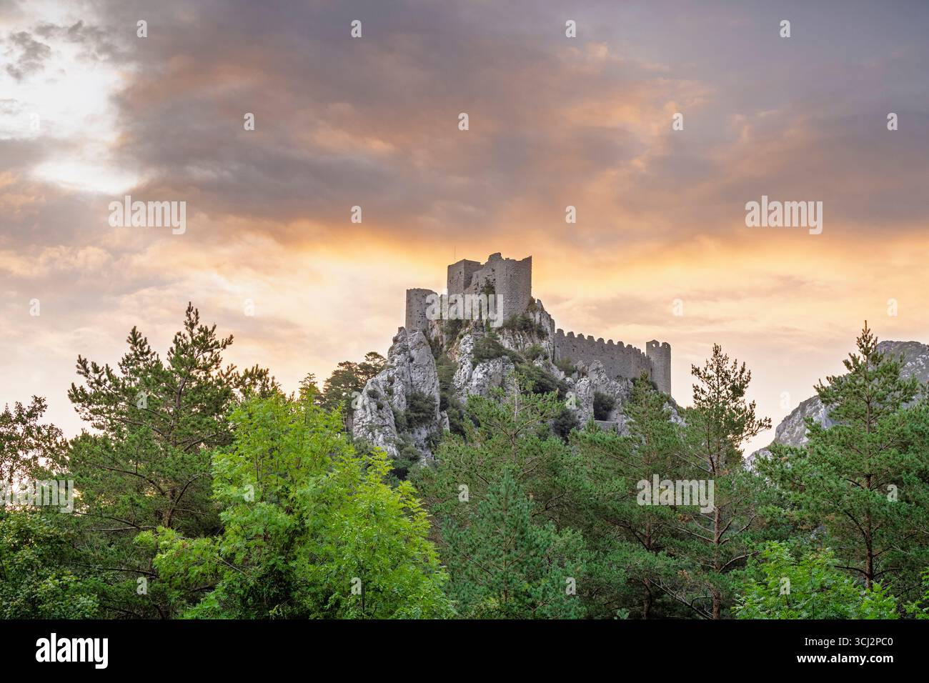 Vista panoramica colorata delle rovine medievali del castello cataro Puilaurens all'alba, Lapradelle-Puilaurens, Aude, Francia Foto Stock
