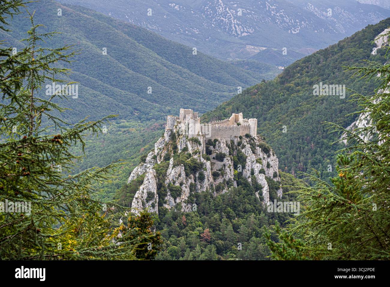 Vista panoramica sul paesaggio dell'antico castello medievale di Puilaurens, sulle rovine dei Pirenei, Lapradelle-Puilaurens, Aude, Francia Foto Stock