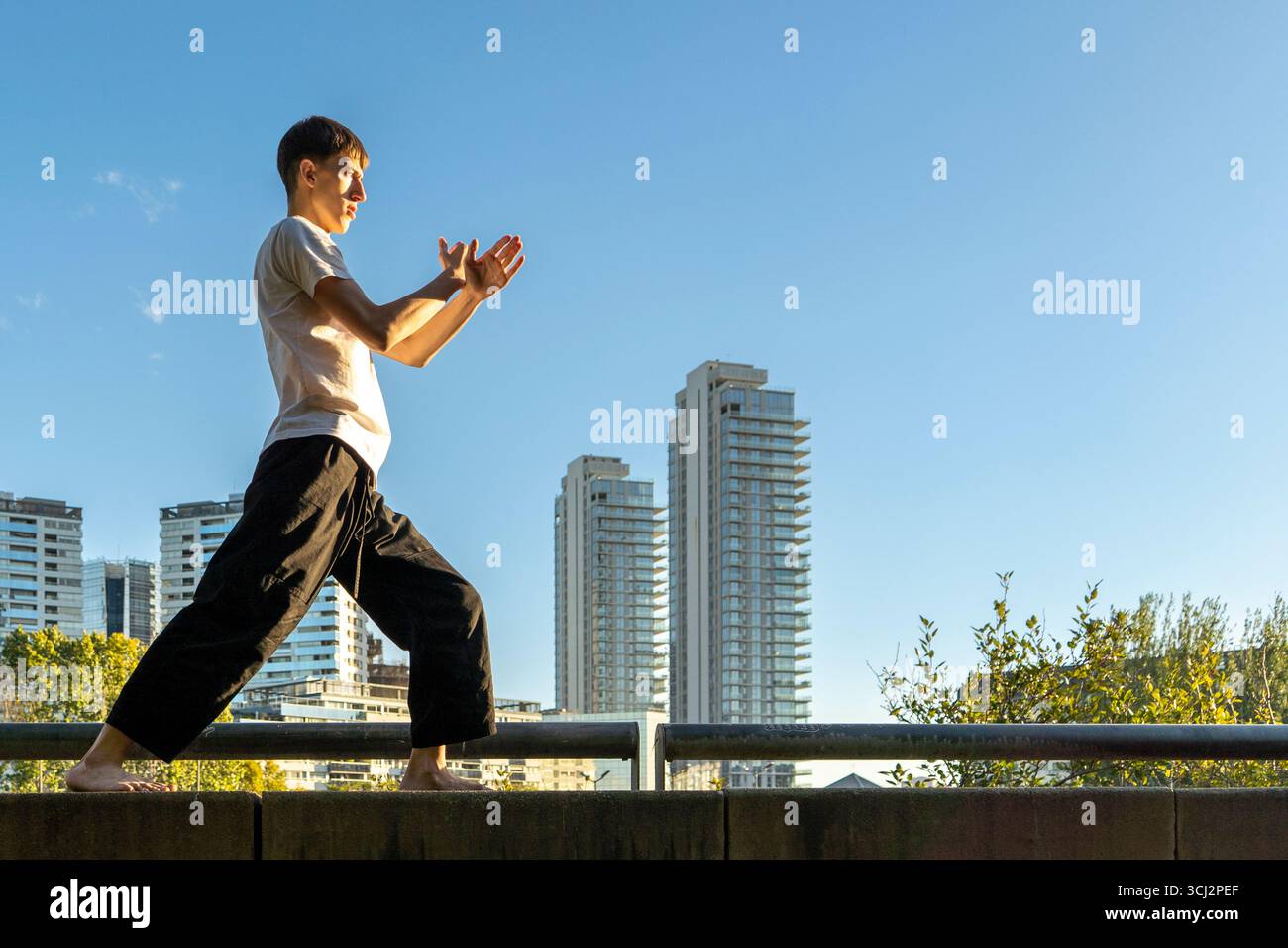 Allenamento di arti marziali in solitaria in una giornata di sole in città. Foto Stock