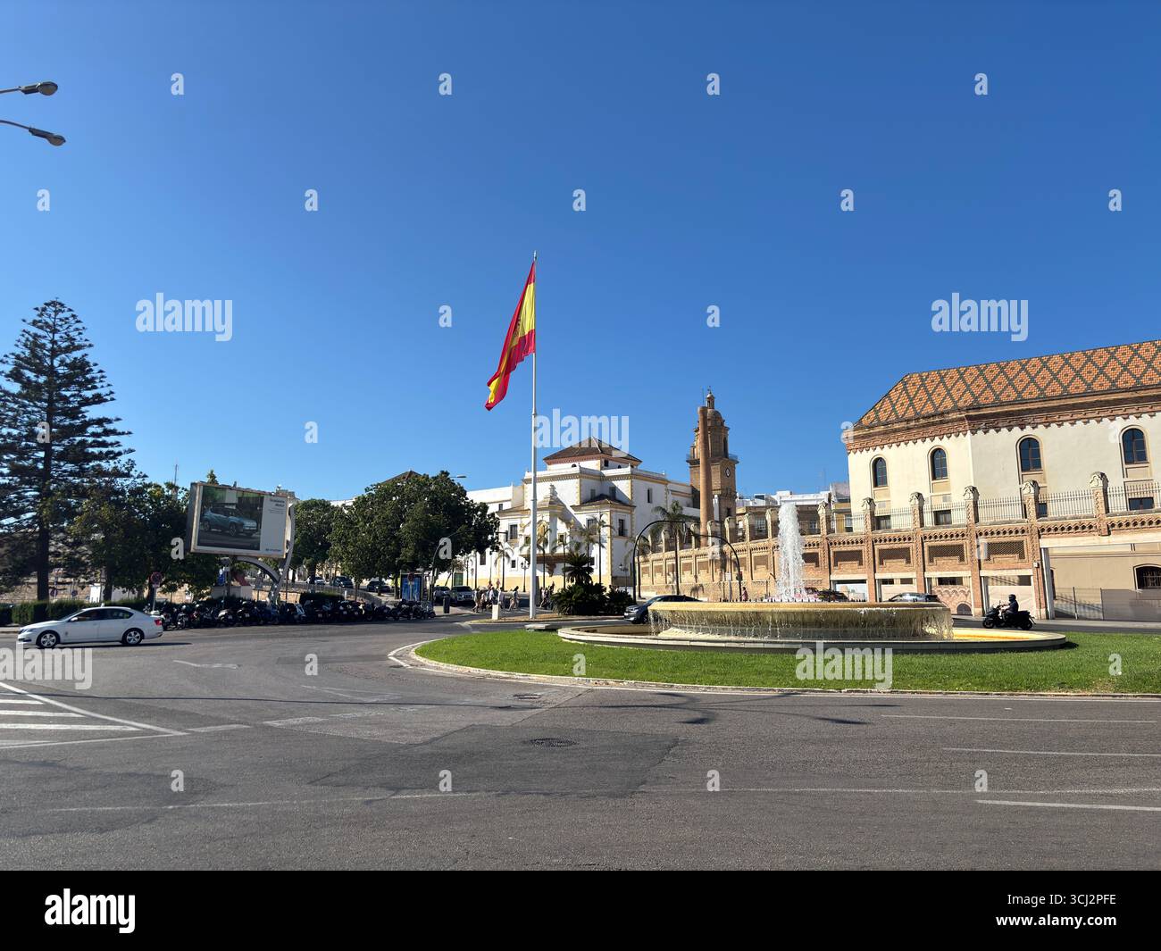 Centro storico di Cadice, la città più antica d'Europa, con stradine strette, edifici barocchi, teatro romano, Torre Tavira, Cattedrale e vivaci piazze Foto Stock