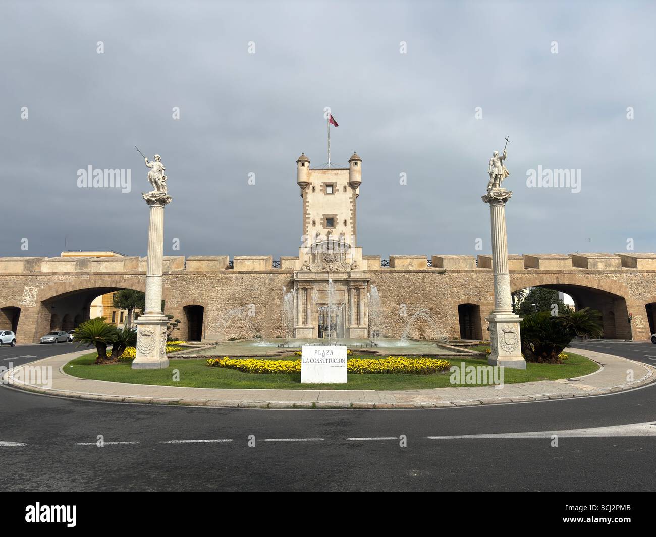 Centro storico di Cadice, la città più antica d'Europa, con stradine strette, edifici barocchi, teatro romano, Torre Tavira, Cattedrale e vivaci piazze Foto Stock