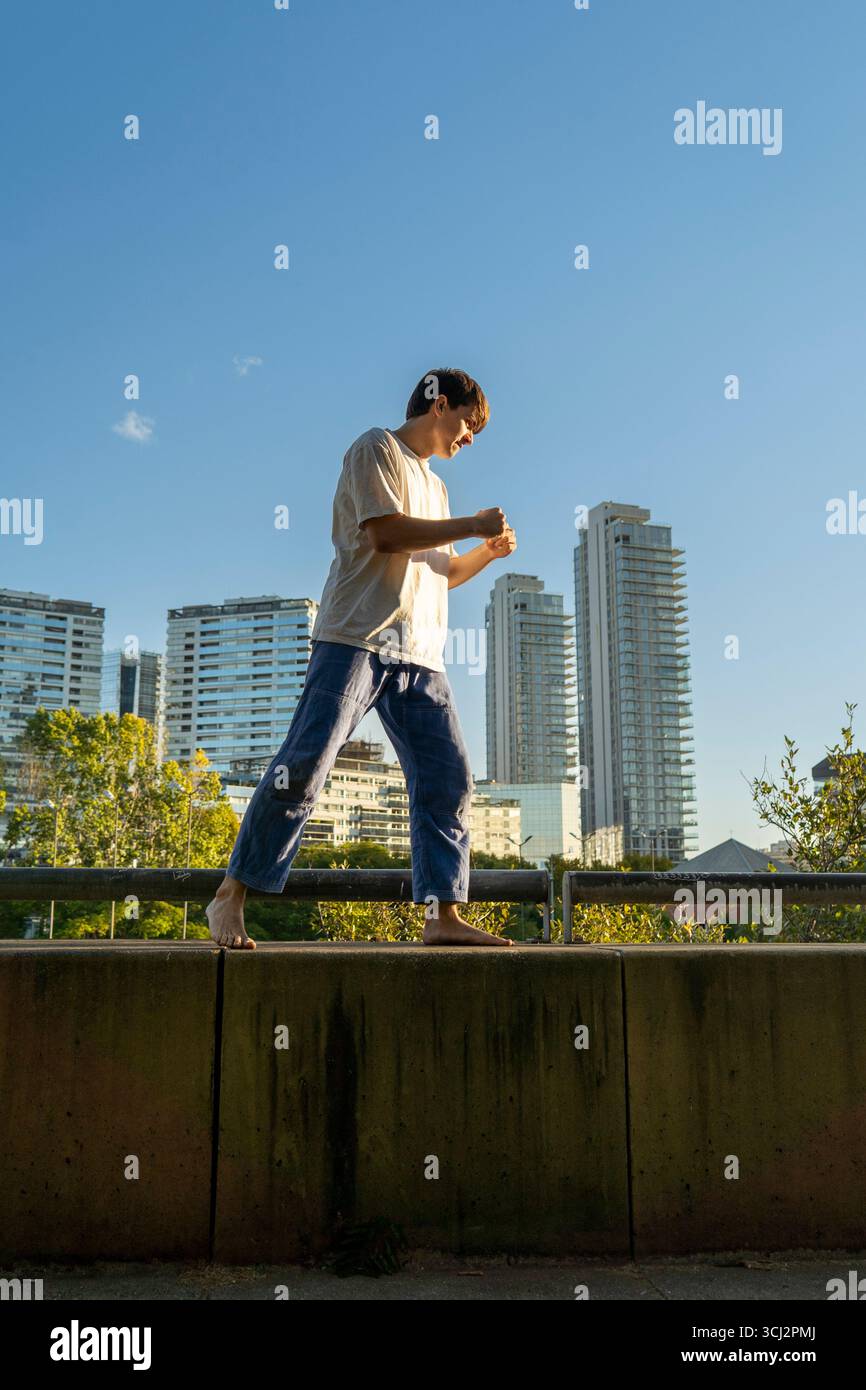 Scatto verticale di padroneggiare l'arte di Jiu Jitsu con vista sulla città Foto Stock