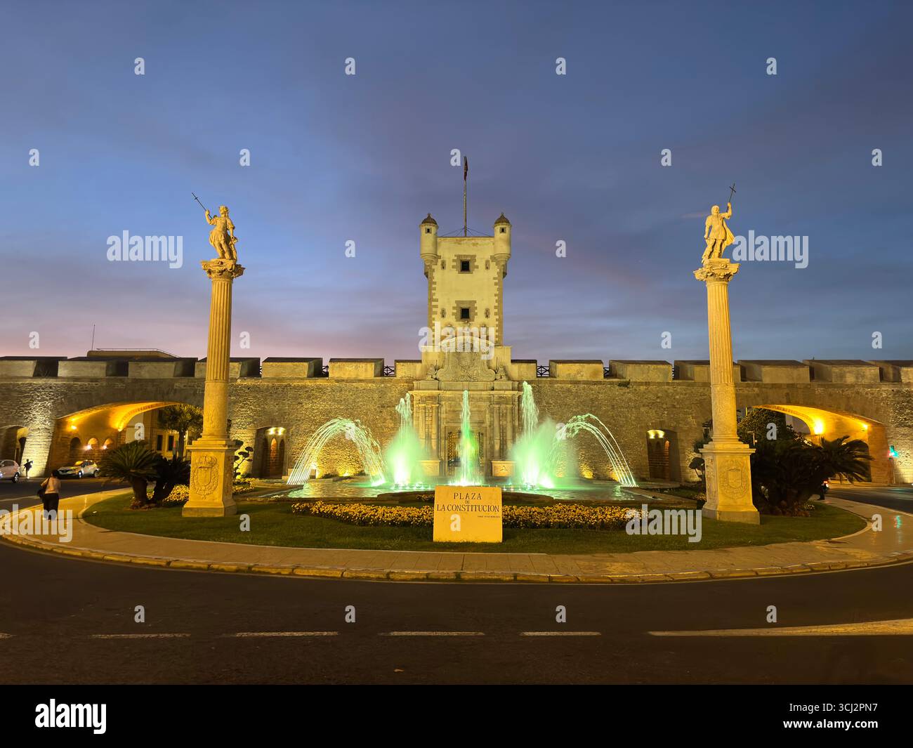 Centro storico di Cadice, la città più antica d'Europa, con stradine strette, edifici barocchi, teatro romano, Torre Tavira, Cattedrale e vivaci piazze Foto Stock
