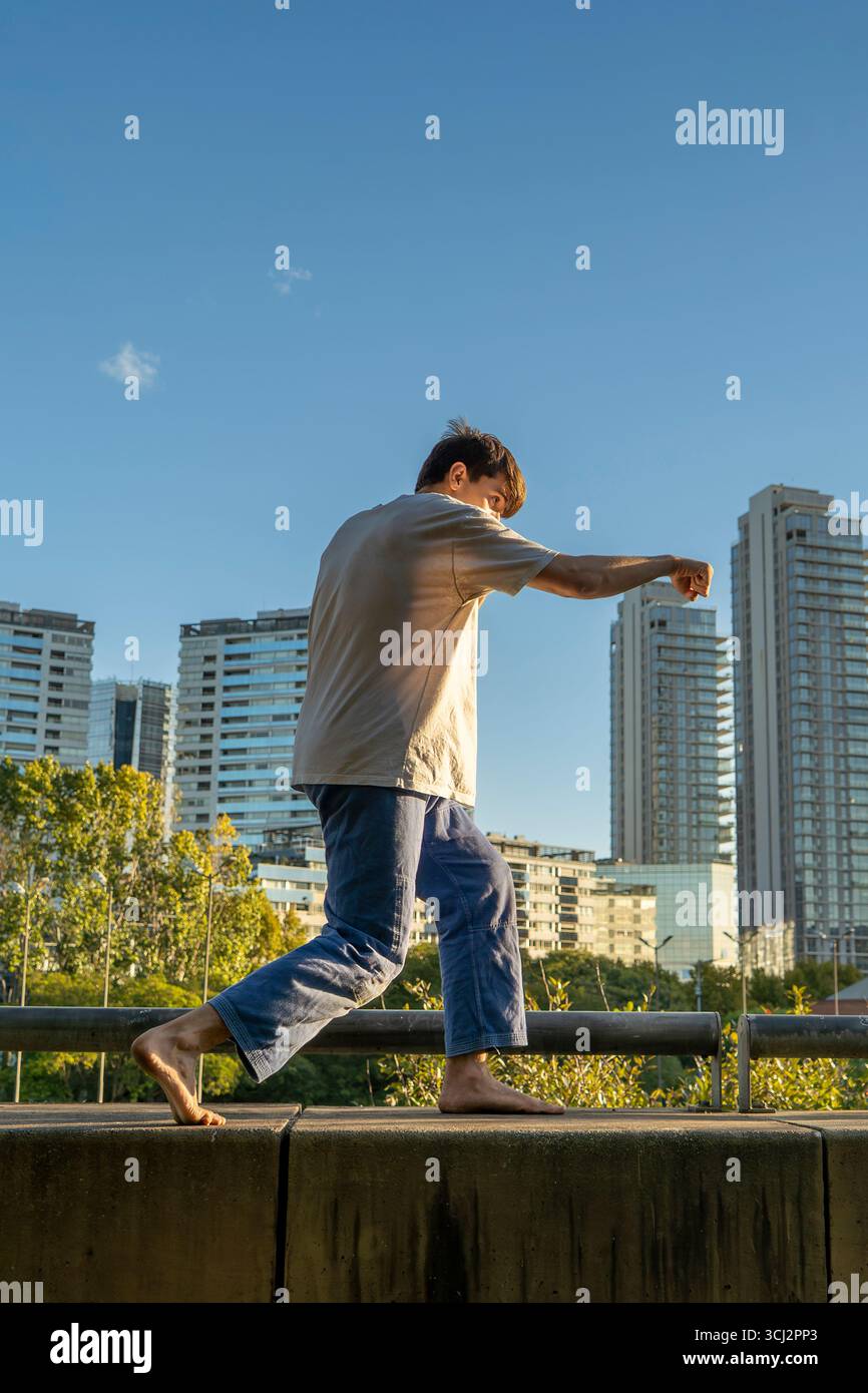 Disciplina e precisione in un allenamento da solo all'aperto in verticale Foto Stock