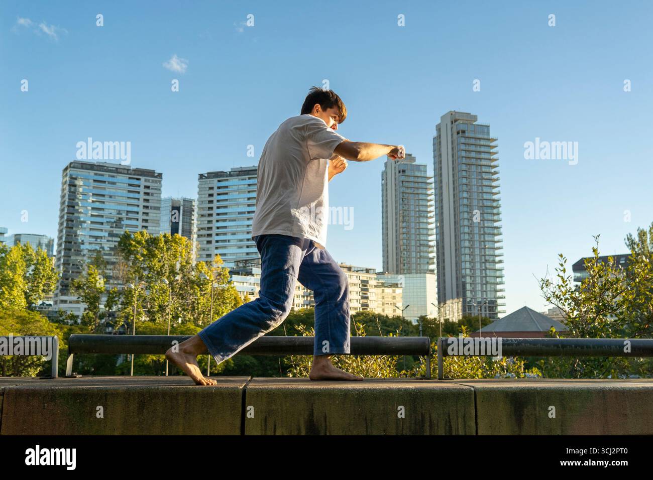 Disciplina e precisione in un allenamento da solo all'aperto Foto Stock