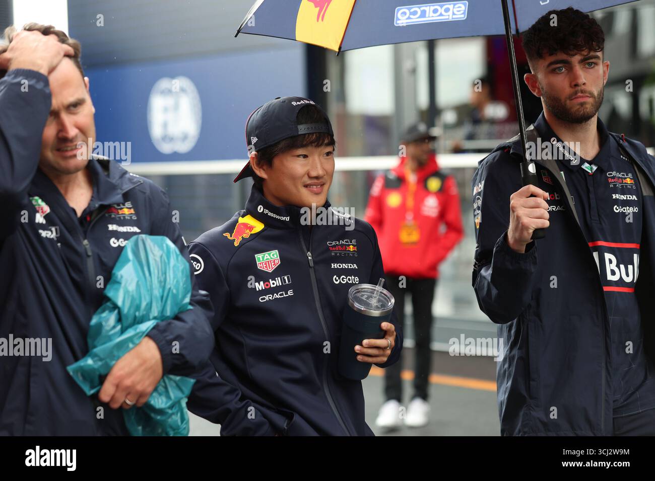 Paesi Bassi, 28 agosto 2025. Formula 1 Heineken Gran Premio d'Olanda 2025 sul circuito Zandvoort di Zandvoort, Paesi Bassi. Nella foto: Yuki Tsunoda del Giappone e Oracle Red Bull Racing nel paddock © Piotr Zajac/Alamy Live News Foto Stock
