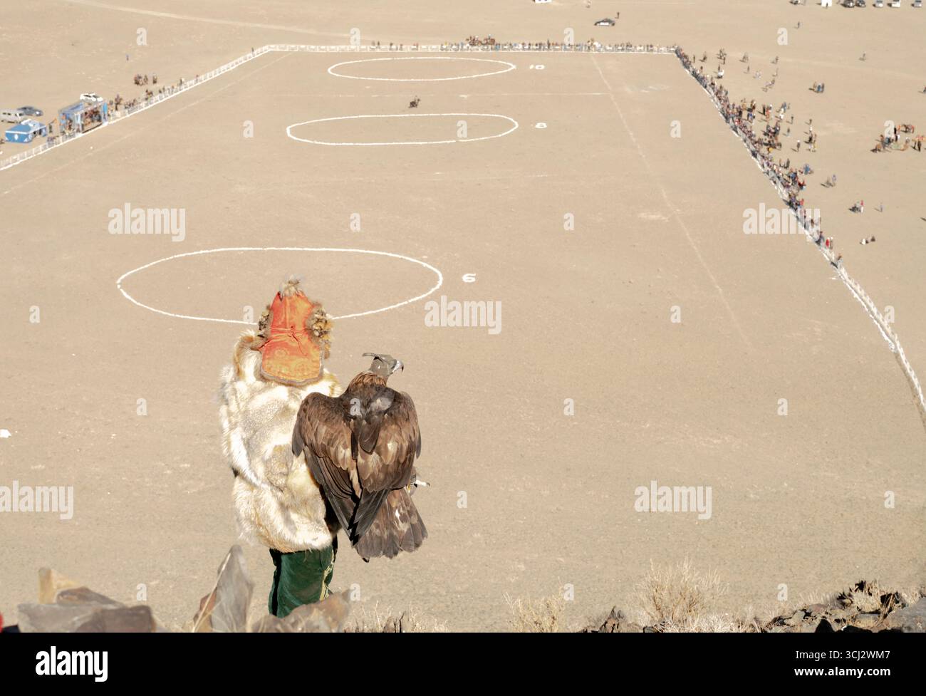 Cacciatore di aquile mongolo in attesa al festival dell'aquila d'oro, Mongolia Foto Stock