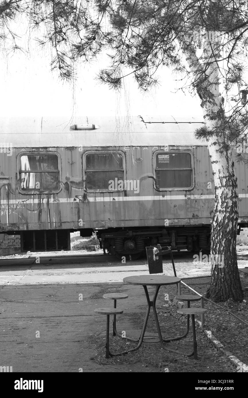 Vecchia carrozza ferroviaria esposta al Museo all'aperto del materiale rotabile di Pyskowice, Polonia. Foto in bianco e nero scattata ad aprile. Foto Stock