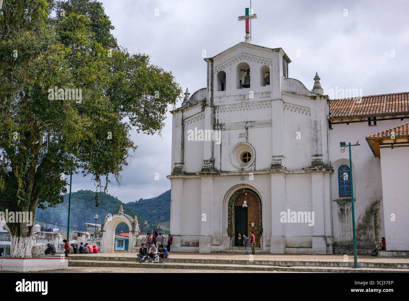 Zinacantan, Messico - 21 marzo 2025: Chiesa di San Lorenzo Martir a Zinacantan, Chiapas, Messico. Foto Stock