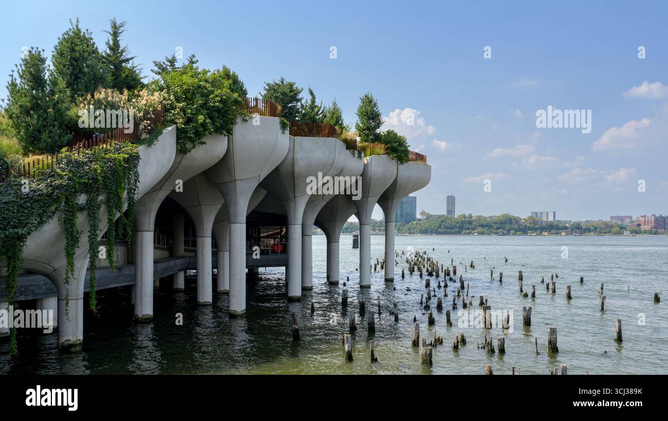 Little Island, un parco pubblico unico e uno spazio culturale situato sul fiume Hudson al molo 55 di New York City, Stati Uniti. Foto Stock
