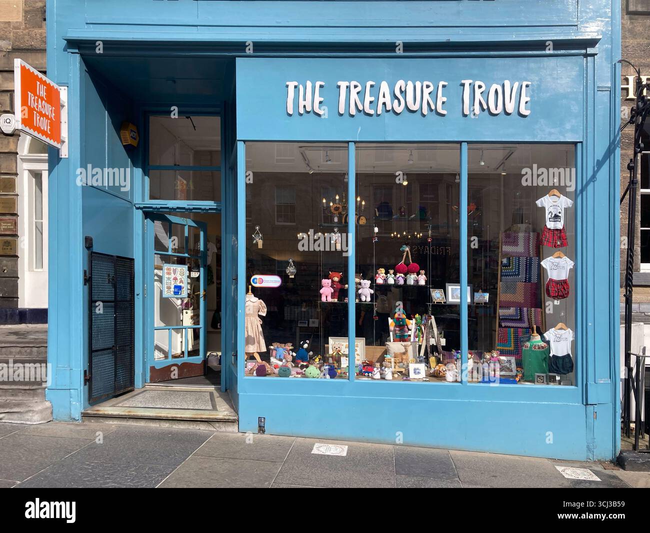 The Treasure Trove, negozio di beneficenza che vende oggetti fatti a mano, Castle Street, Edimburgo, Scozia - Immagine stock catturata con smartphone