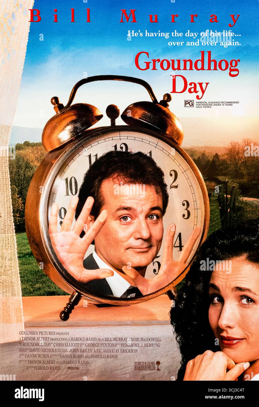 Groundhog Day (1993) diretto da Harold Ramis e interpretato da Bill Murray, Andie MacDowell e Chris Elliott. Un cinico meteorologo televisivo che copre Groundhog Day a Punxsutawney rimane intrappolato in un ciclo temporale, rivivendo lo stesso giorno fino a quando non cambia modo. Fotografia di un poster originale del 1993 USA a un foglio SOLO PER USO EDITORIALE. Crediti: BFA / Columbia Pictures Foto Stock
