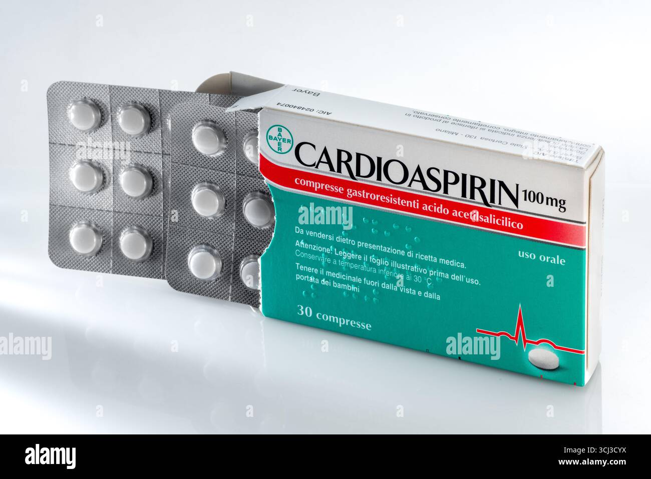 Italia - 4 settembre 2025: Cardioaspirina acetilsalicilico acido gastro-resistente compresse in blister, un prodotto armaceutico di Bayer Foto Stock