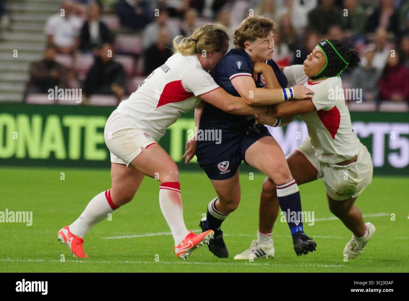 Sunderland, Inghilterra, 22 agosto 2025. Lark Atkin-Davies e Sadia Kabeya giocano per l'Inghilterra contro Sariah Ibarra degli Stati Uniti nella Coppa del mondo di rugby femminile allo Stadium of Light di Sunderland. Credito: Colin Edwards Foto Stock