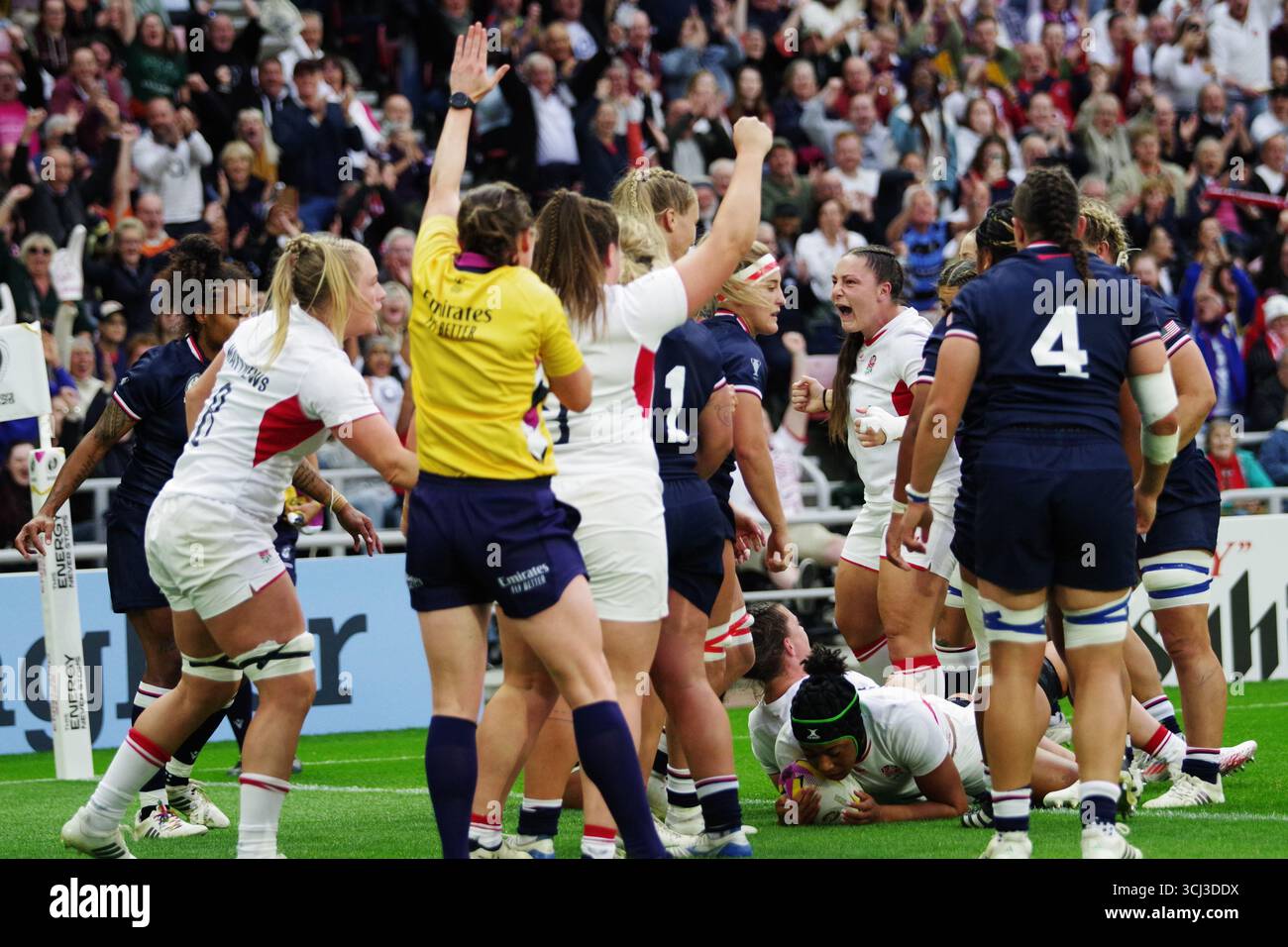 Sunderland, Inghilterra, 22 agosto 2025. L'arbitro Aimee Barrett-Theron segnala una meta segnata da Sadia Kabeya che gioca per l'Inghilterra contro gli Stati Uniti nella Coppa del mondo di rugby femminile allo Stadium of Light di Sunderland. Credito: Colin Edwards Foto Stock