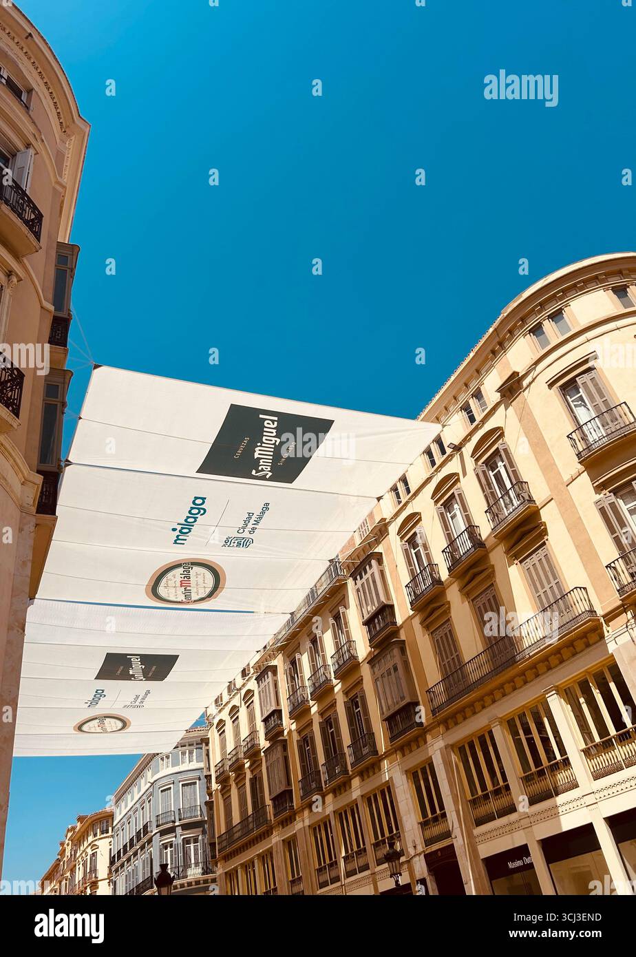 La grande tettoia sponsorizzata protegge gli acquirenti e i turisti nella città vecchia di Malaga, Spagna - Immagine stock catturata con smartphone