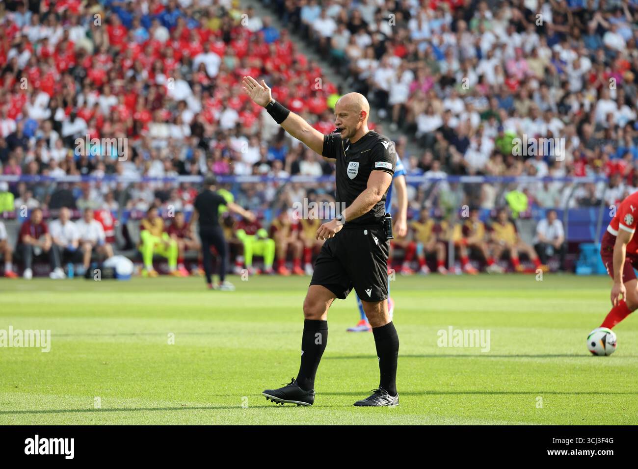 Berlino, Germania - 29 giugno 2024: Arbitro Szymon Marciniak (POL) in azione durante il turno di UEFA EURO 2024 di 16 partite Svizzera contro Italia all'Olympiastadion di Berlino, Germania Foto Stock