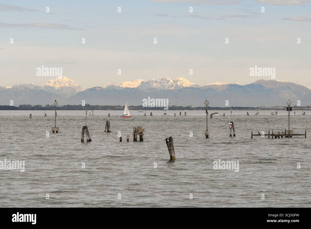 La laguna veneta con una rara vista sulle Alpi dolomitiche sullo sfondo, in una limpida giornata primaverile, Venezia, Veneto, Italia Foto Stock