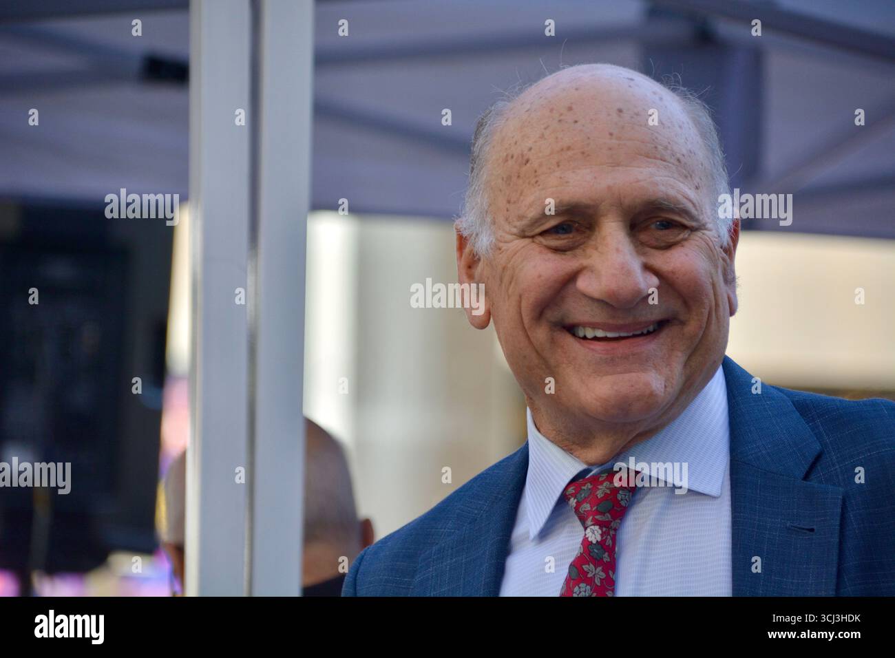 il presidente della camera di commercio di Hollywood Steve Nissen appare alla cerimonia della stella Hollywood Walk of Fame di Jessica Chastain sull'Hollywood Boulevard a Los Angeles, California, 4 settembre 2025. Foto Stock