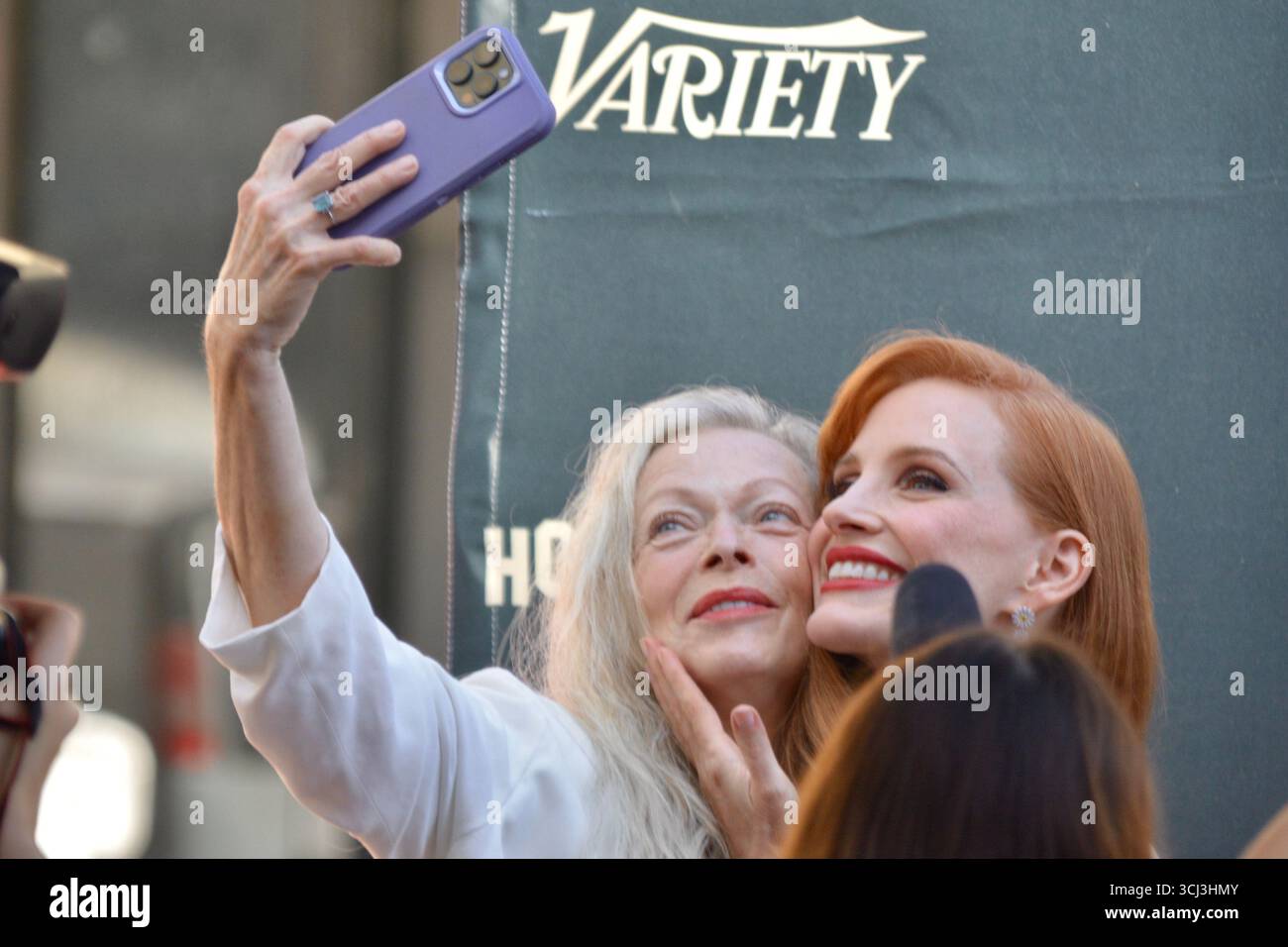 Le attrici Jessica Chastain e Frances Fisher fanno un selfie insieme durante la cerimonia della stella della Walk of Fame di Chastain sull'Hollywood Boulevard a Los Angeles, California, 4 settembre 2025. Foto Stock