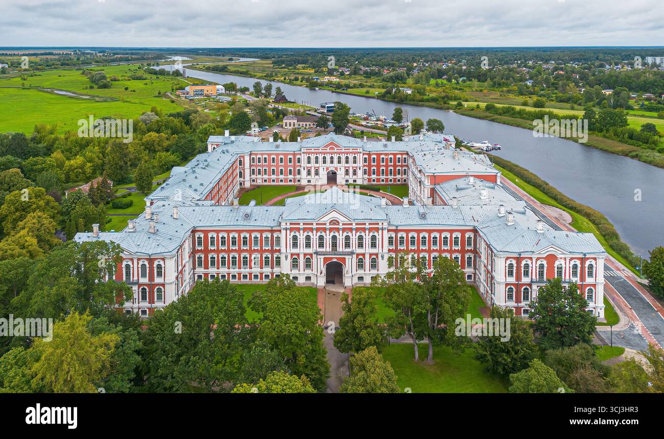 Vista aerea del Palazzo Jelgava, il più grande palazzo in stile barocco degli stati baltici situato sulle rive del fiume Lielupe in Lettonia Foto Stock