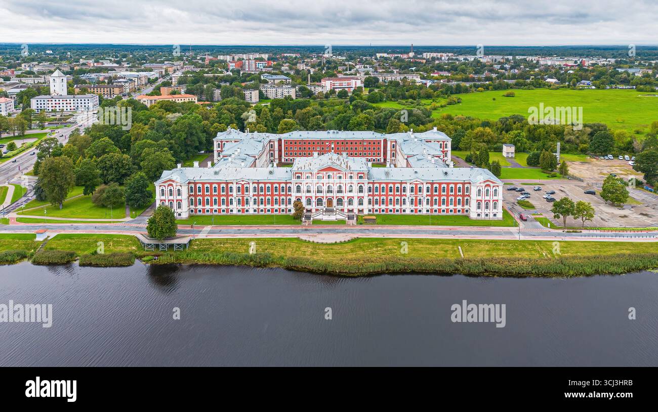 Vista aerea del Palazzo Jelgava, il più grande palazzo in stile barocco degli stati baltici situato sulle rive del fiume Lielupe in Lettonia Foto Stock