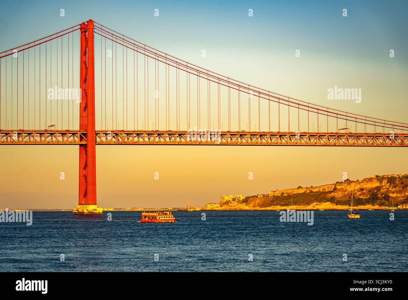 Il ponte 25 de Abril sul fiume Tago a Lisbona al tramonto, un simbolo portoghese spesso paragonato al Golden Gate di San Francisco. Foto Stock