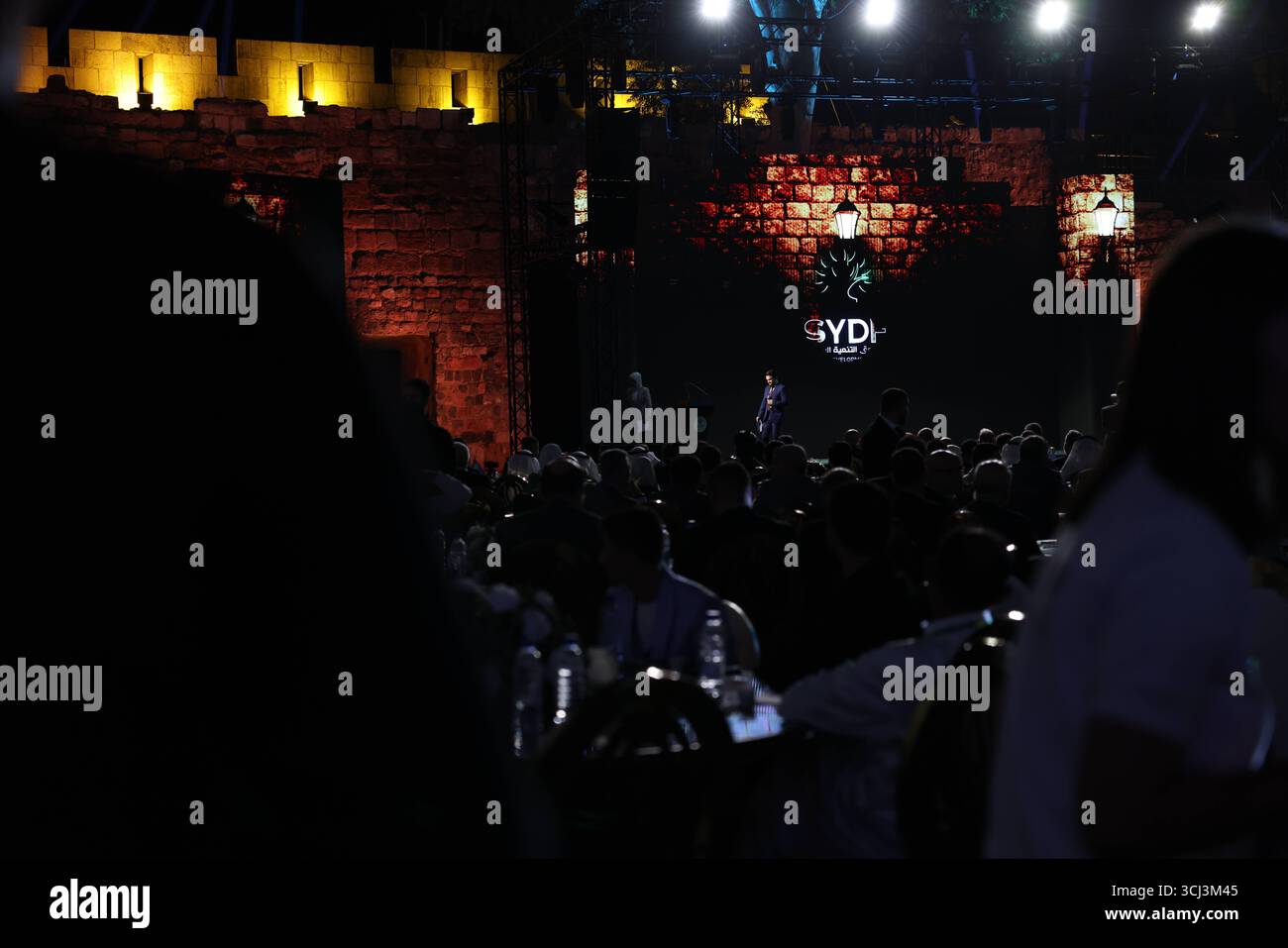 Il presidente siriano Ahmed al-Sharaa inaugura il Fondo di sviluppo per la ricostruzione siriana il presidente Ahmed al-Sharaa ha ufficialmente aperto il Fondo di sviluppo siriano alla Cittadella di Damasco, con una cerimonia a cui hanno aderito leader di governo e diplomatici internazionali. Damasco Siria Copyright: XMohammadxBashirxAldaherx Foto Stock